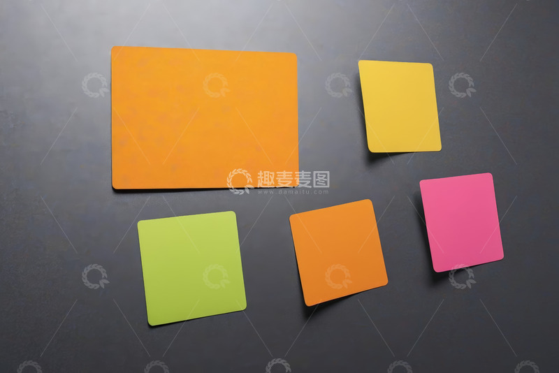 高清大图下载【趣麦麦图】彩色便签纸摆放在深色桌面上