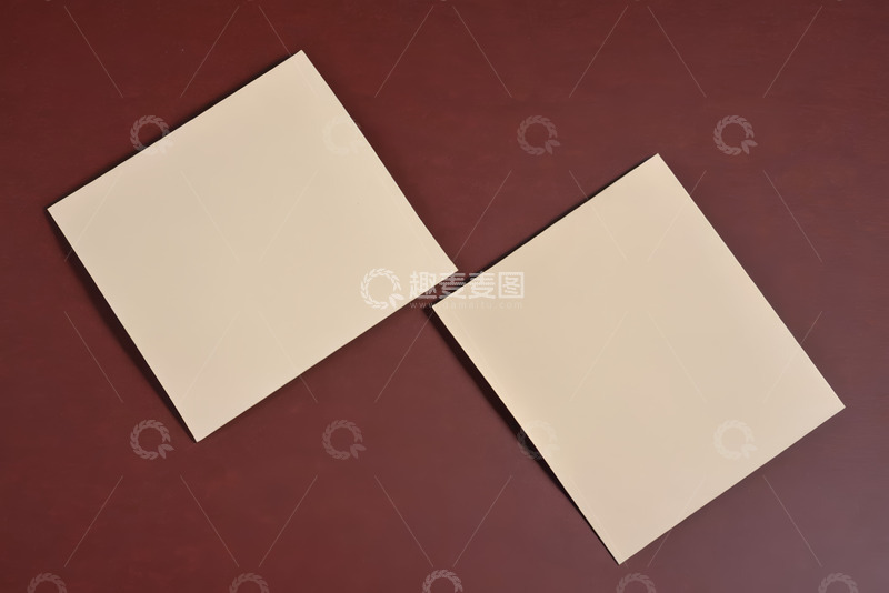 高清大图下载【趣麦麦图】棕色背景上的两张米色纸张