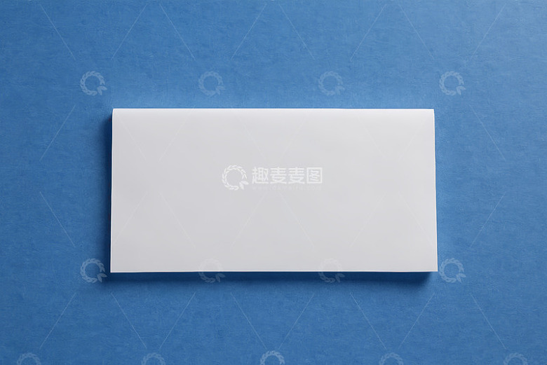 蓝色背景上的白色空白纸张