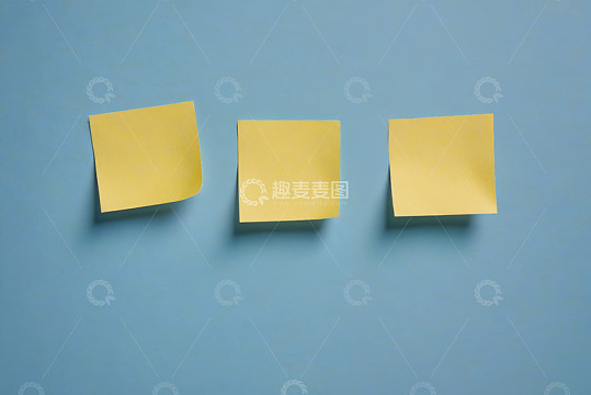 蓝色背景上的黄色便签纸