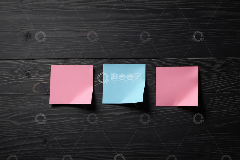 高清大图下载【趣麦麦图】黑色木板上的彩色便签纸
