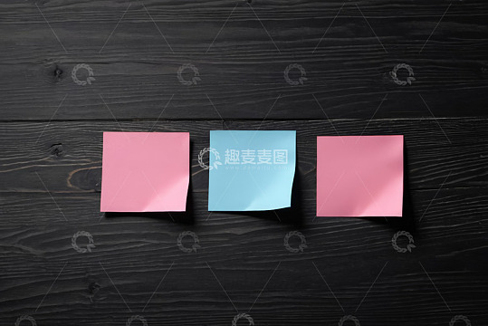 黑色木板上的彩色便签纸