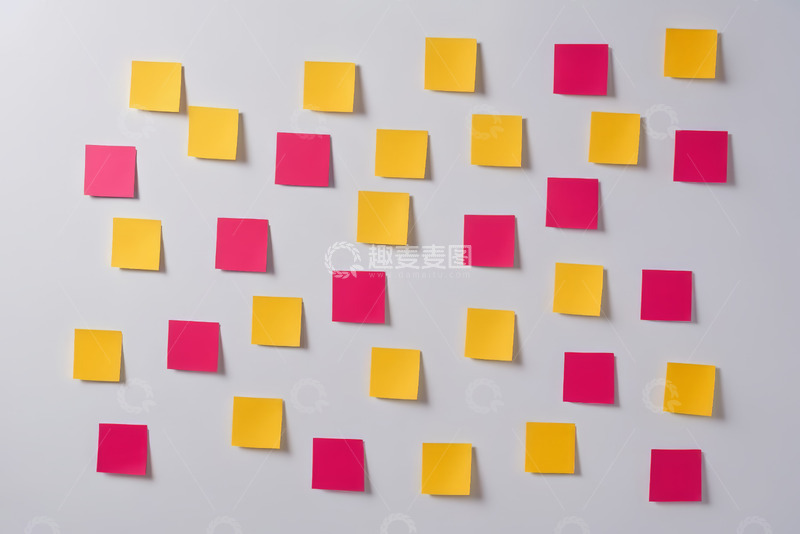 高清大图下载【趣麦麦图】墙面粘贴的红黄便签