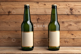 木质背景上的两瓶啤酒