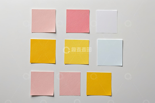 多色便签纸整齐排列
