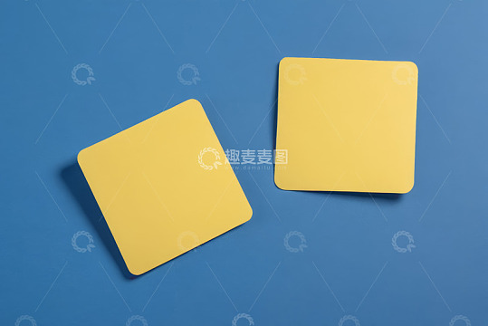 蓝色背景上的黄色方形物品