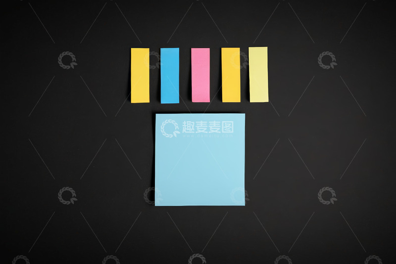 高清大图下载【趣麦麦图】黑色背景上的彩色便签纸