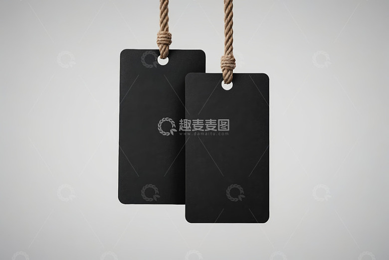 悬挂的黑色空白标签