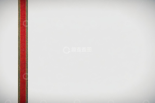 白色背景上的红色条纹织物