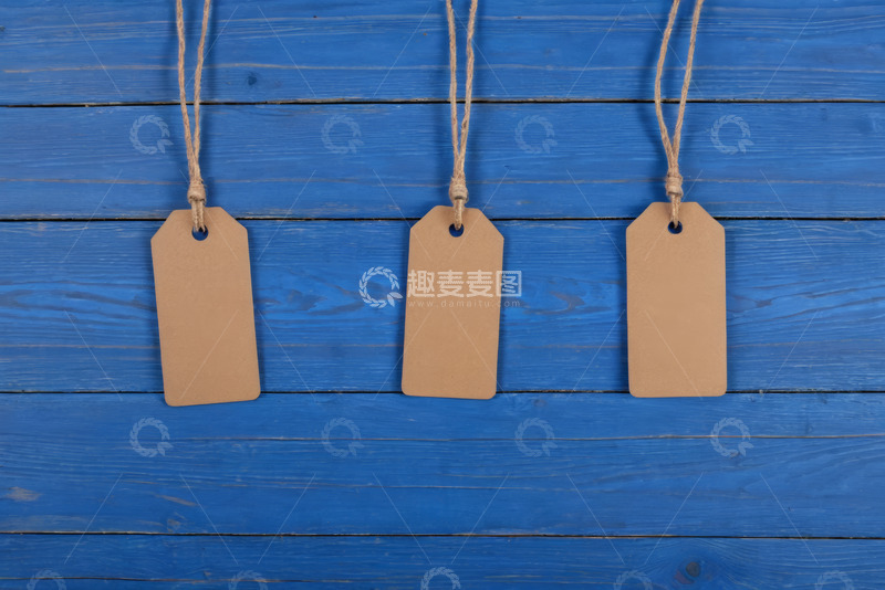 高清大图下载【趣麦麦图】蓝色木板背景上的空白标签