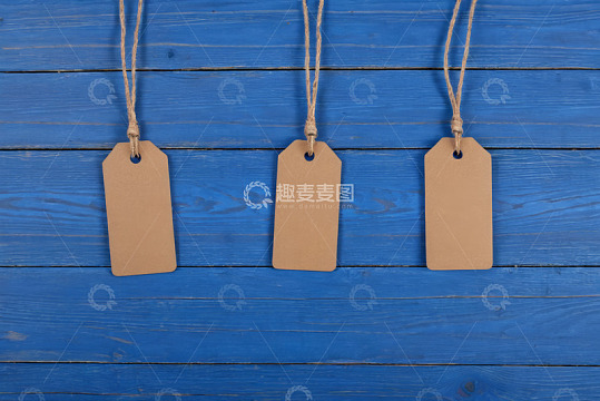蓝色木板背景上的空白标签