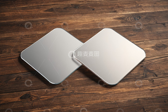 木质桌面上的两块方形物品