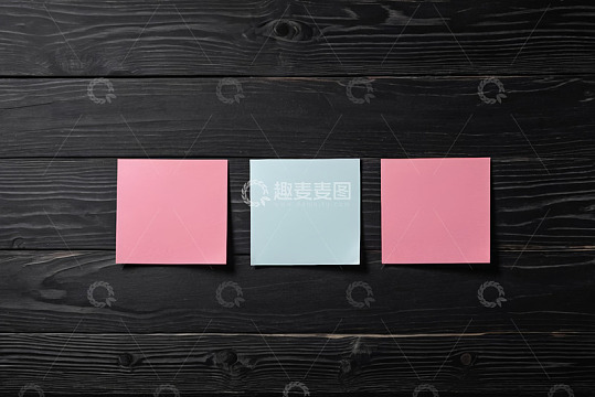 黑色木板上的彩色便签纸