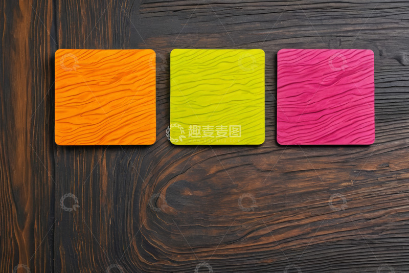 高清大图下载【趣麦麦图】木质背景上的三色方形物品