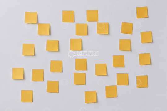 白色背景上的黄色便签贴纸