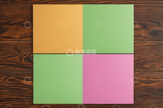 木质背景上的彩色纸张