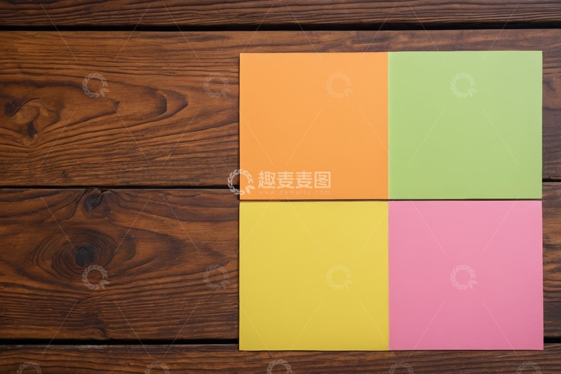 高清大图下载【趣麦麦图】木质背景上的彩色纸张