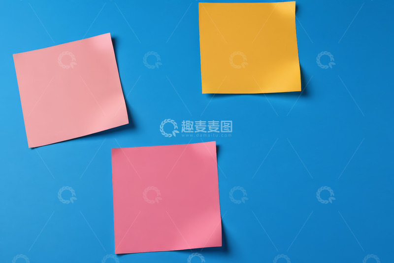 高清大图下载【趣麦麦图】蓝色背景上的彩色便签纸