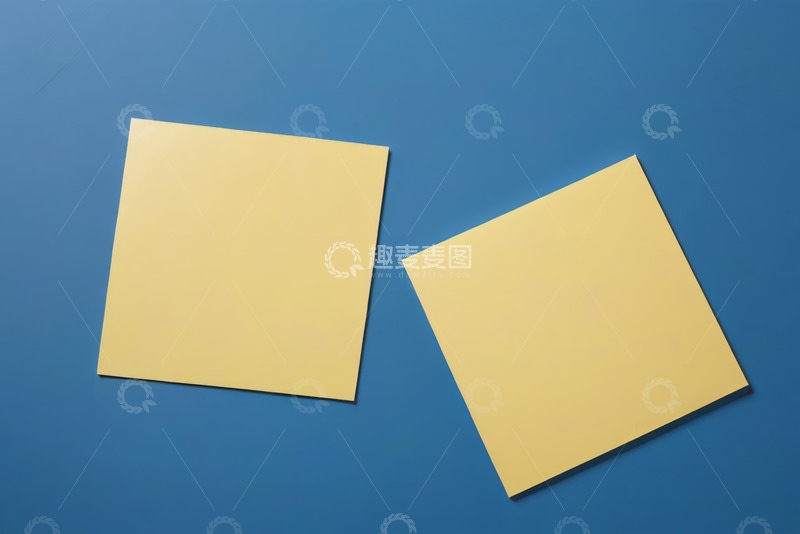 高清大图下载【趣麦麦图】蓝色背景上的两张黄色空白纸