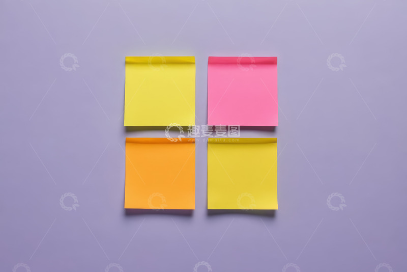 高清大图下载【趣麦麦图】彩色便利贴摆放在紫色背景上