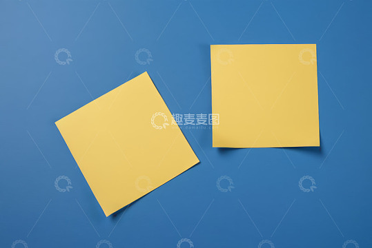 蓝色背景上的两张黄色便签