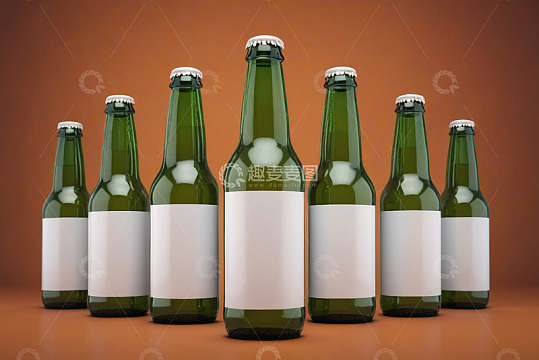 绿啤酒瓶摆拍静物