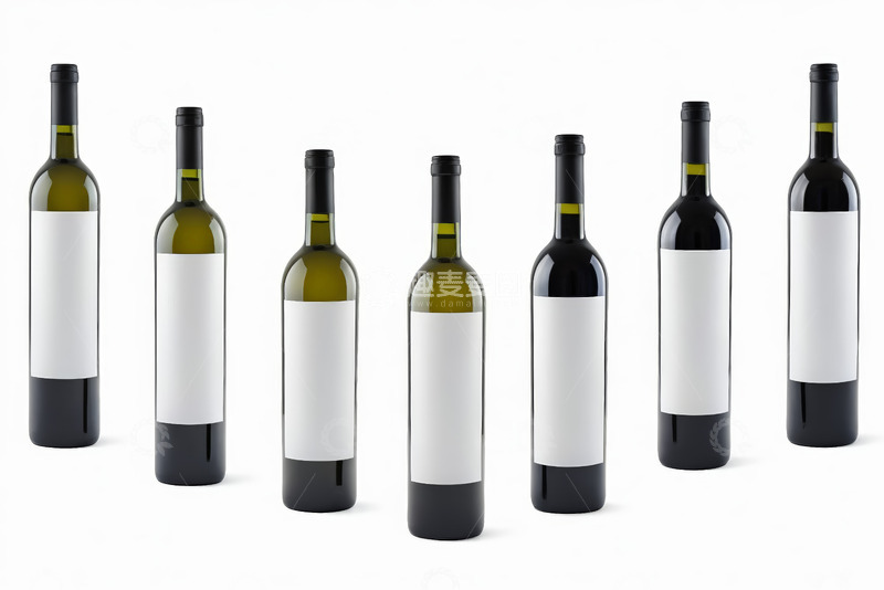 高清大图下载【趣麦麦图】多瓶葡萄酒摆放在白色背景
