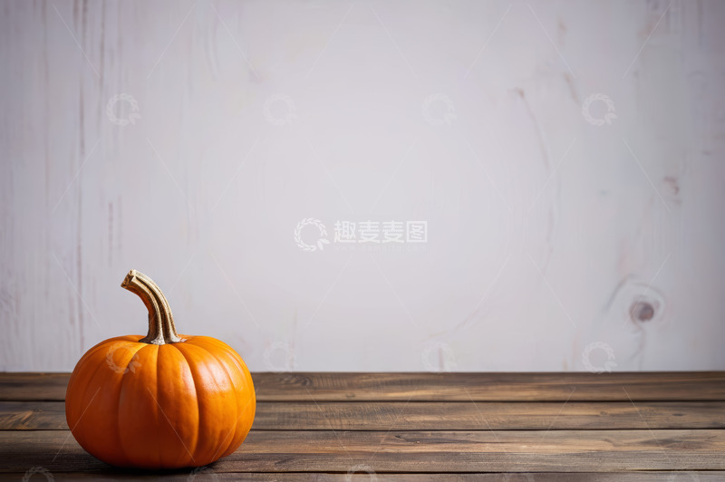 高清大图下载【趣麦麦图】木质桌面上的橙色南瓜