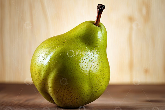 木桌背景上的新鲜青梨