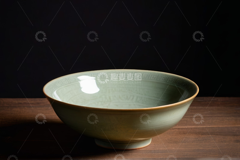 高清大图下载【趣麦麦图】木质桌面上的青釉瓷碗
