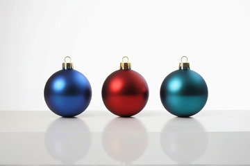 三色圣诞装饰球静物