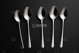 黑色背景下的金属勺子特写