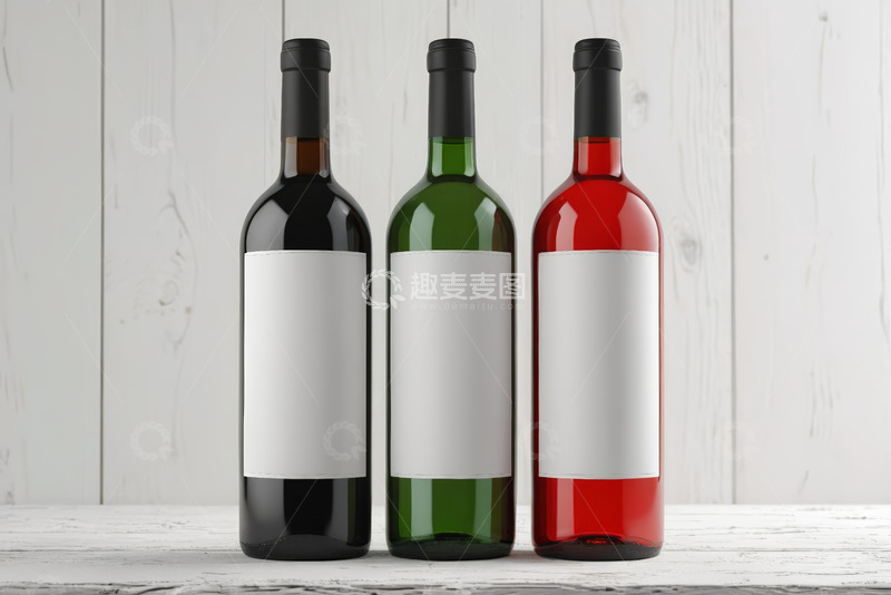 高清大图下载【趣麦麦图】三瓶葡萄酒摆放在木质背景上