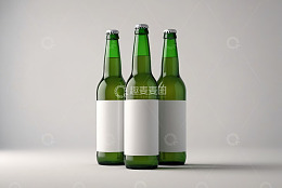 三瓶绿色啤酒瓶特写