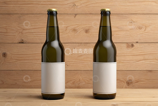 木质背景上的两瓶啤酒