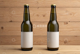 木质背景上的两瓶啤酒