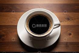 木桌上的白色咖啡杯