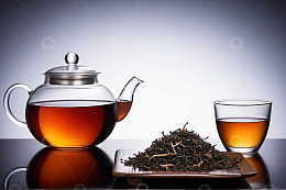 玻璃茶壶与茶叶及一杯茶