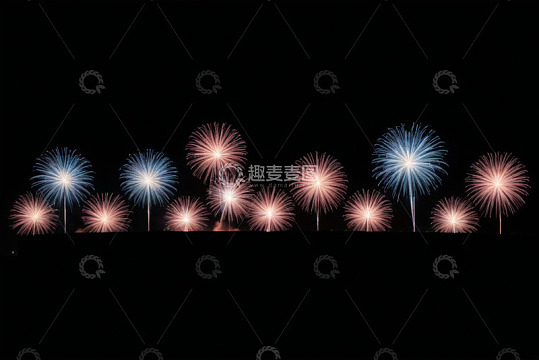 夜空中绽放的多彩烟花