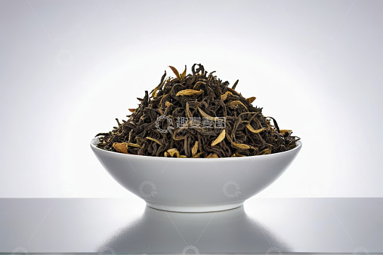 白碗中堆叠的茶叶特写
