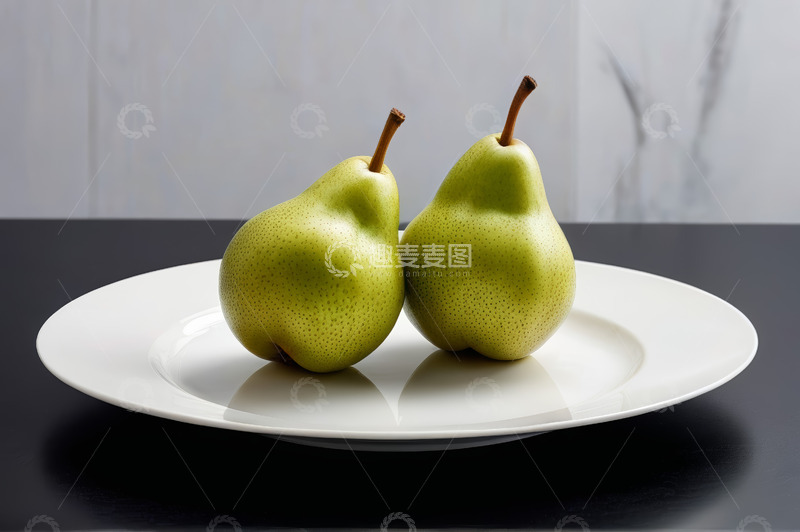 高清大图下载【趣麦麦图】白色盘子上的两个梨子