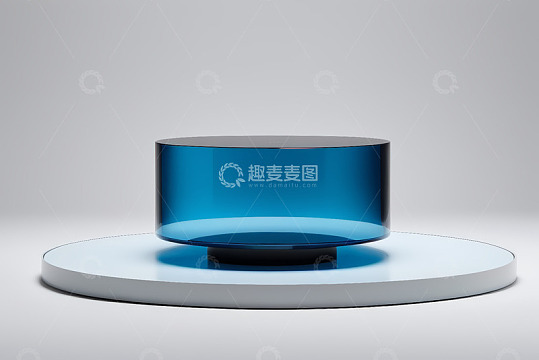 蓝色圆形物体置于白色平台