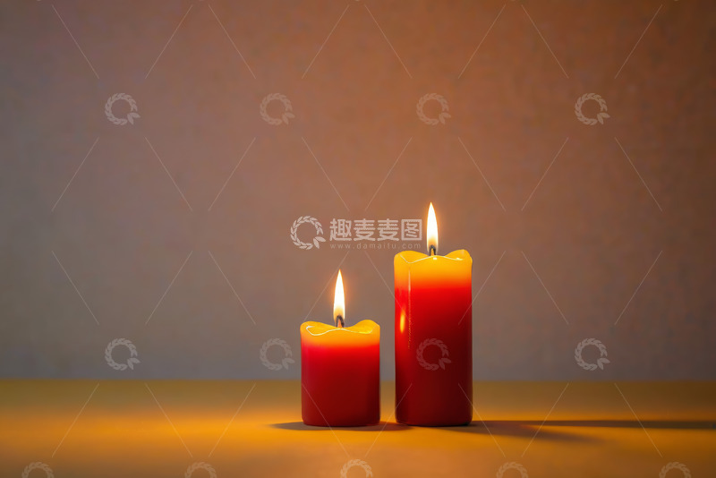 高清大图下载【趣麦麦图】两支燃烧的红色蜡烛特写