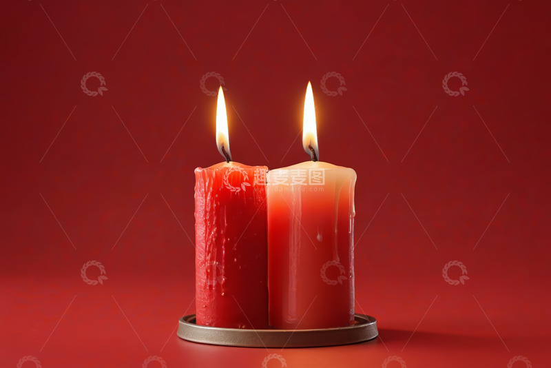高清大图下载【趣麦麦图】红色背景上燃烧的两支蜡烛