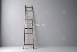 靠墙放置的木质梯子