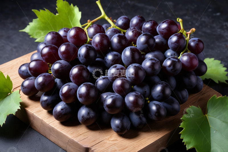 高清大图下载【趣麦麦图】木板上摆放的紫葡萄