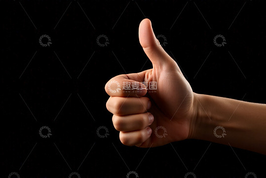 手部竖起大拇指特写