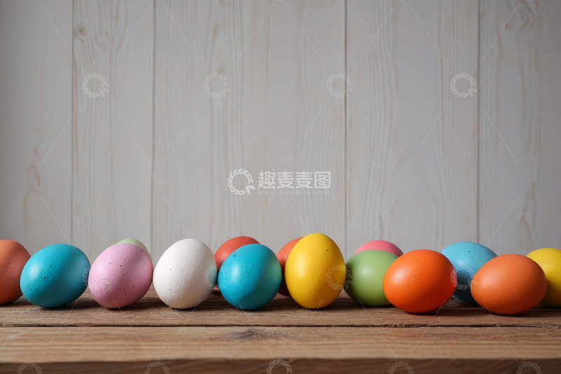 高清大图下载【趣麦麦图】木质背景上的彩色复活节鸡蛋