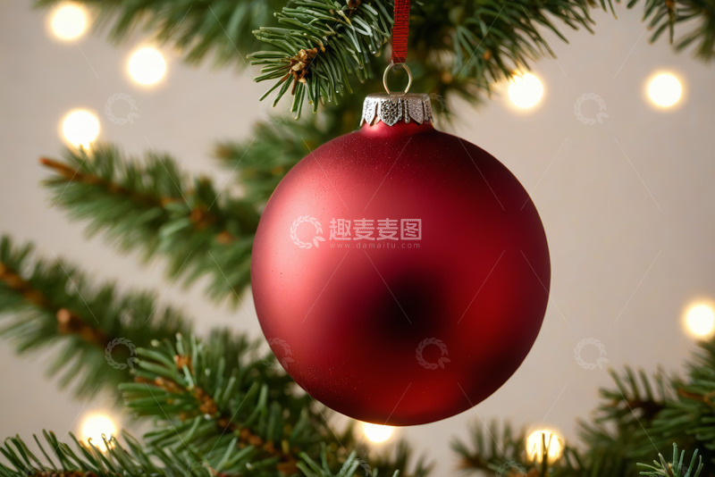 高清大图下载【趣麦麦图】红色圣诞球装饰在圣诞树上