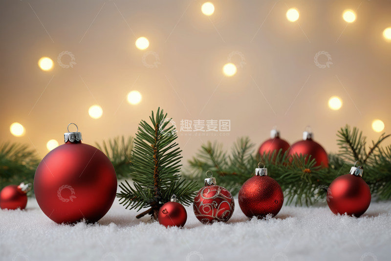 高清大图下载【趣麦麦图】圣诞红色装饰球与松枝雪景